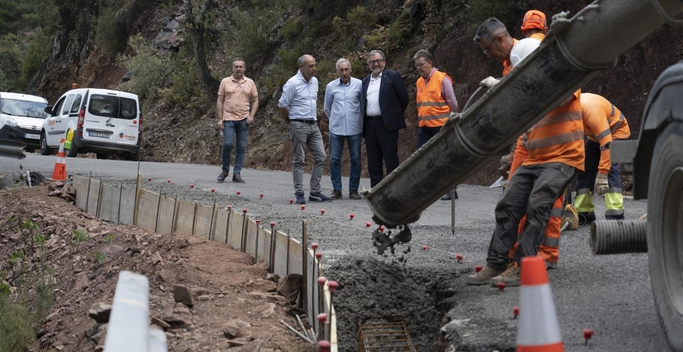 La Diputación de Castellón acomete los trabajos de reasfaltado y mejora de la CV-200 entre Ahín y Almedíjar para incrementar la seguridad vial