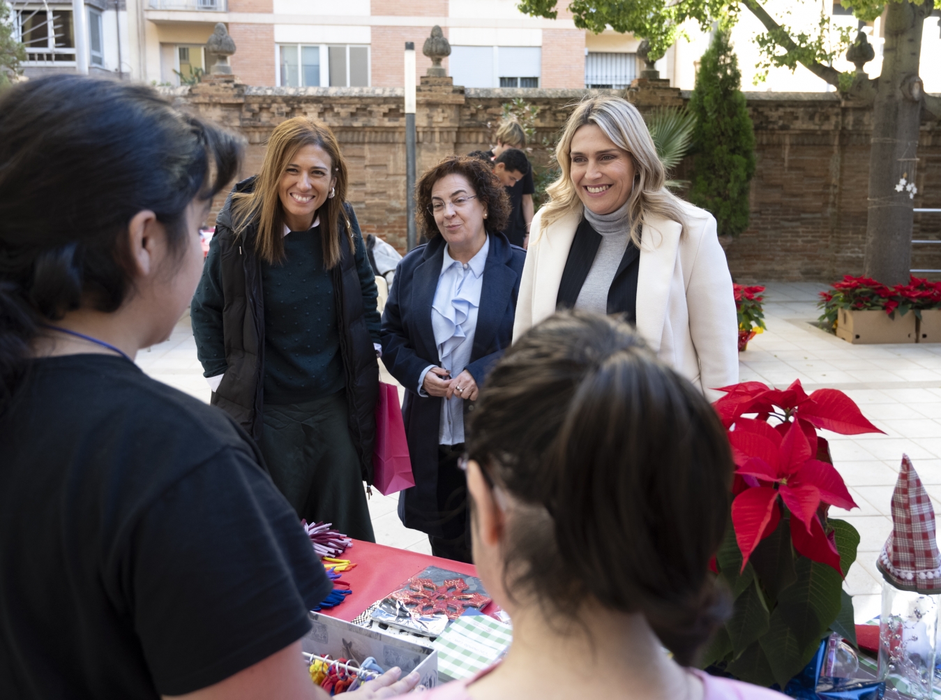 Marta Barrachina pone en valor las creaciones navideñas del alumnado del Centro de Educación Especial Penyeta Roja