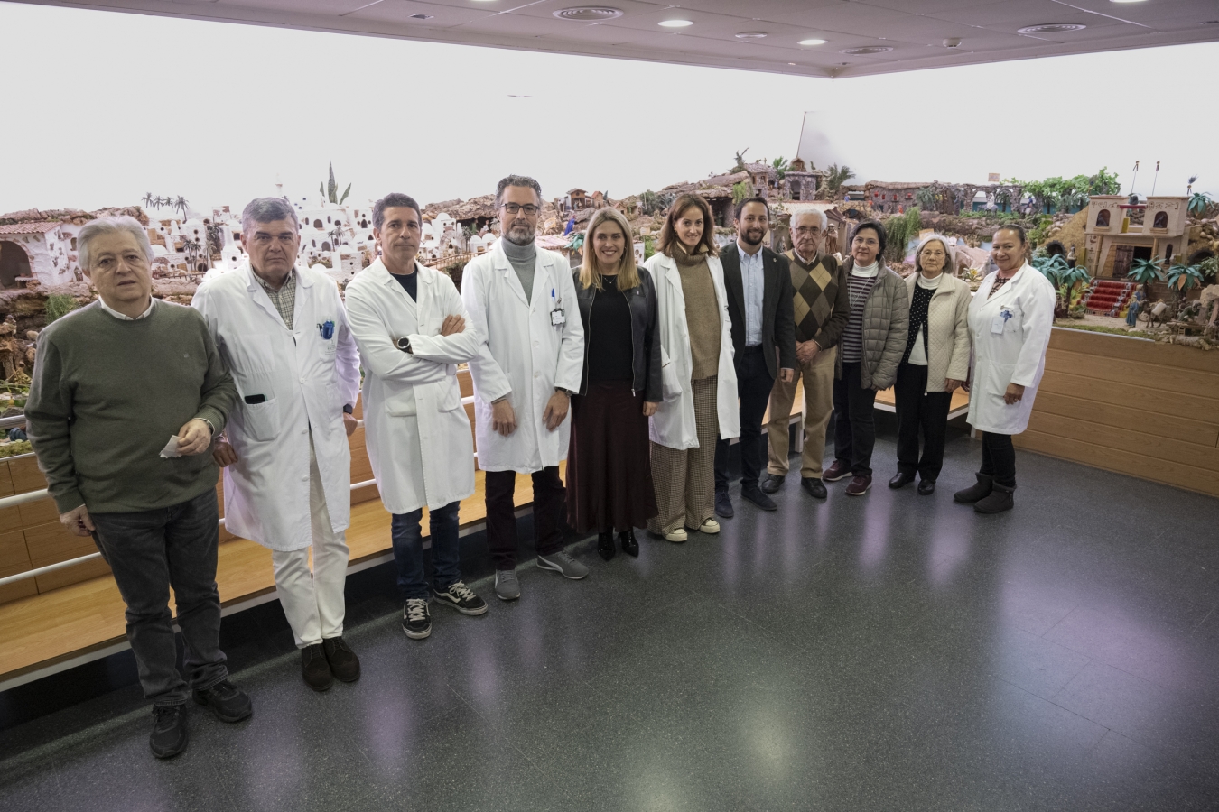 Marta Barrachina visita el tradicional Belén del Hospital Provincial