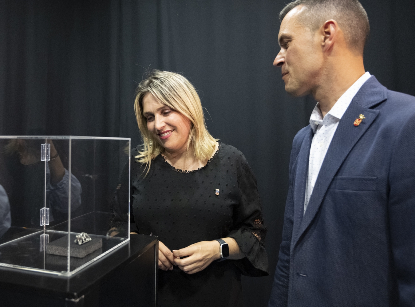 Marta Barrachina elogia el gran trabajo realizado en la recuperación del singular broche de plata dedicado al mito de la fundación de Roma y hallado en Vilanova d’Alcolea