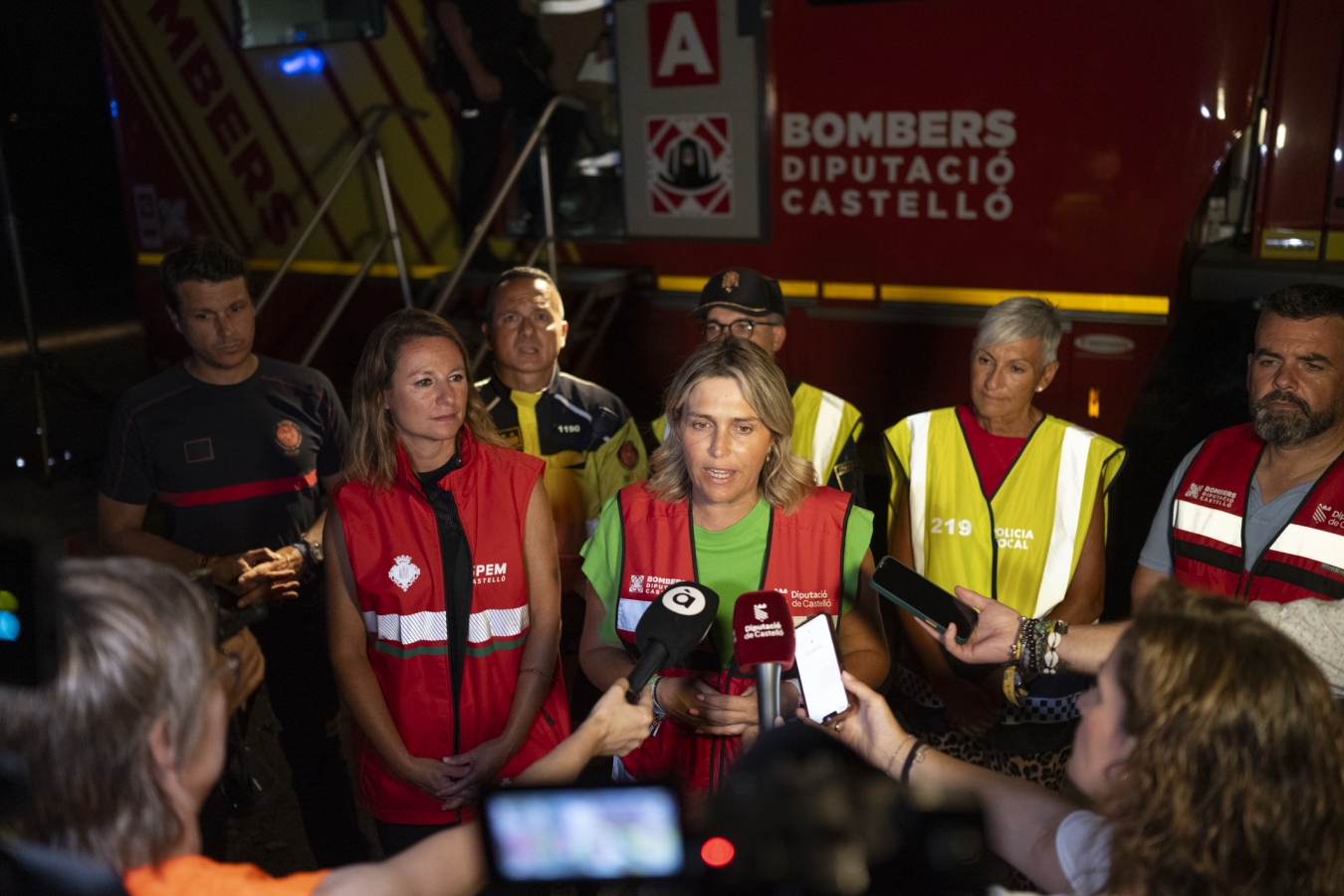 La Diputació de Castelló coordina a més de 130 efectius de totes les administracions per a controlar l'incendi forestal de Benicàssim