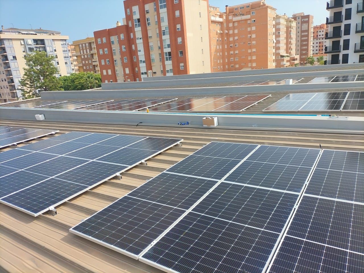 La Diputación de Castellón impulsa las energías renovables con la instalación de 216 placas fotovoltaicas en la Piscina Provincial