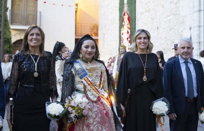 Marta Barrachina comparte con los almassorins el fervor a su patrona Santa Quiteria en el traslado de la imagen